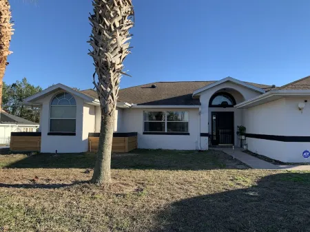 3/2 spacious house w/ screened in pool perfect for a BIG Family.getaway