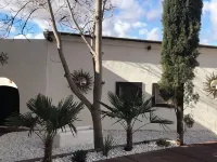 Spacious estate in delightful Ivins with Unique Spanish decor. 艾文斯酒店