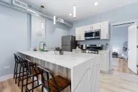 Charming 2-bedroom apartment in fabulous Westchester with AC, WiFi