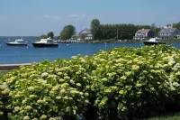 Cozy 2-bedroom condo in Watch Hill