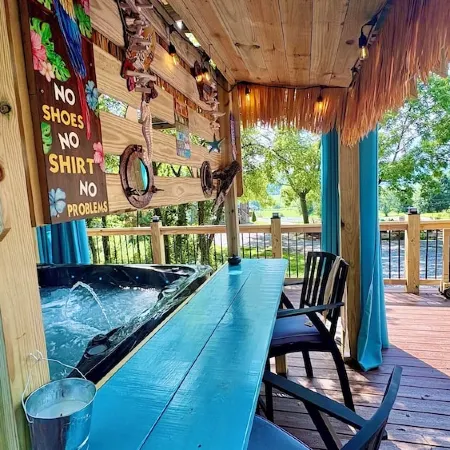 New cottage with Hot Tub, Tiki Bar, Sauna, and Plunge Tub. Million Dollar Views