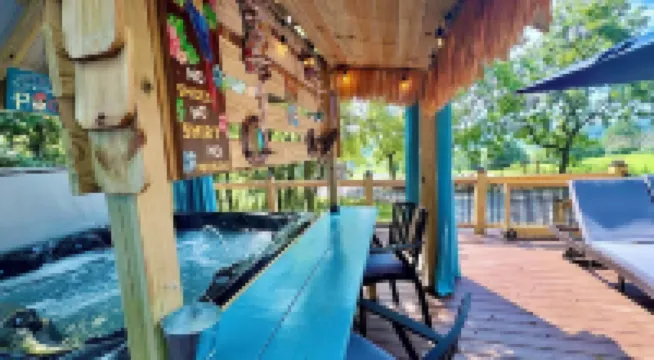 New cottage with Hot Tub, Tiki Bar, Sauna, and Plunge Tub. Million Dollar Views