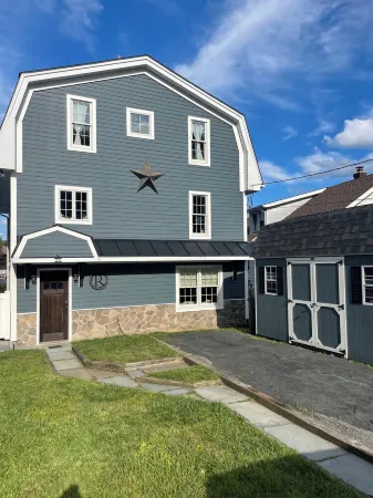 Charming Lake Home on Lake Hopatcong in a quiet cove bring a boat or Waverunner