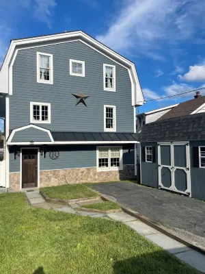 Charming Lake Home on Lake Hopatcong in a quiet cove bring a boat or Waverunner