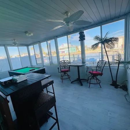 Charming Ocean Front 3-bedroom and 4 Bath  with WiFi and AC in Hernando Beach