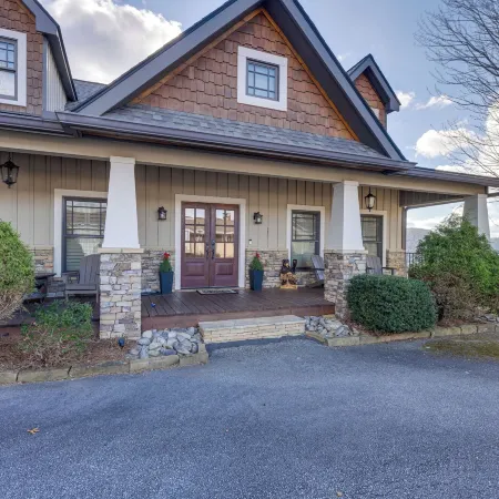 Mountain-View Georgia Cabin w/ 2 Decks