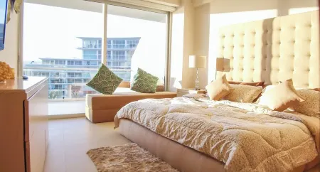 Beautiful luxury condo !! peninsula NV