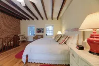 Riverfront Studio w/ Private Patio & Garden! -  Ferienwohnungen