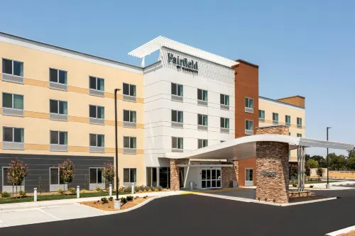 Fairfield Inn & Suites Hanford - parking