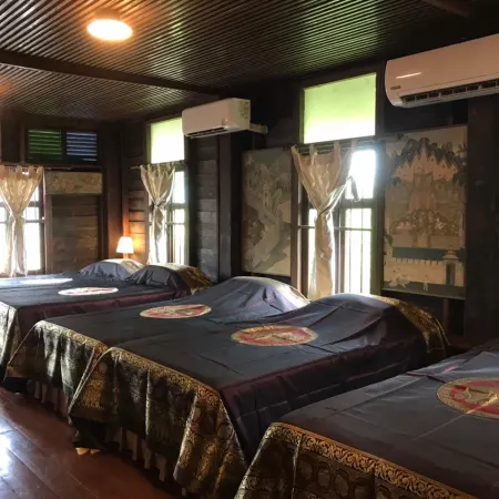 Ayothaya Riverside House Отели рядом с достопримечательностью «Аютайя»