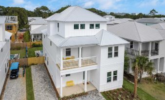Flipper by Avantstay 18-Person Retreat w/ Pool