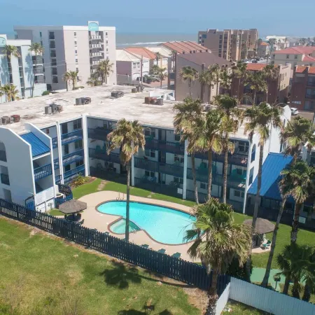 Updated - Comfy Inside - Beach 50 Yards Away