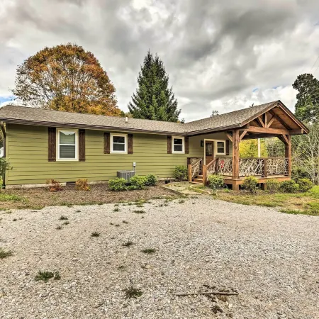 Near Hiking + Wineries! Newland Retreat w/ Creek
