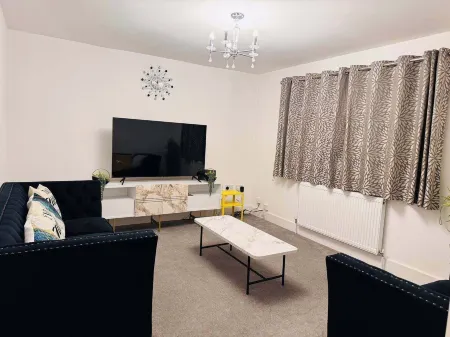 Modern Easedale House - 3 Bed House in Hornchurch