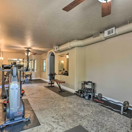 Luxe Getaway w/ Riverfront Views in Grants Pass!