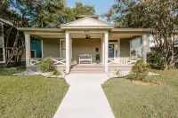 Peaceful and centrally located 2-bedroom house with AC and WiFi in Hillsboro