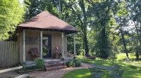 Cottage on riverbank one mile from Clarksdale in gated community