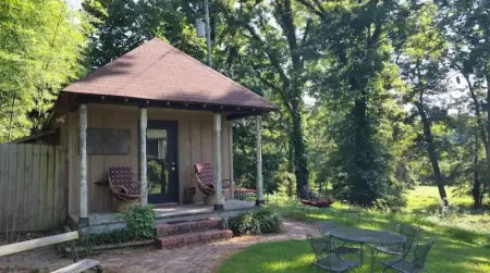 Cottage on riverbank one mile from Clarksdale in gated community
