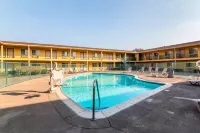 Quality Inn & Suites Near Downtown Bakersfield - Pools