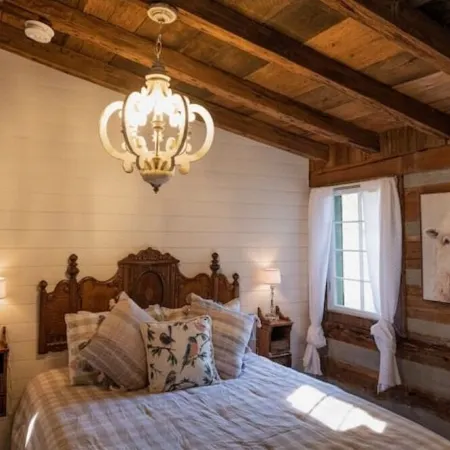 Log Cabin Once Owned by Johnny Cash, Short Drive to Nashville Sleeps 6