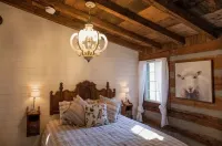 Log Cabin owned by Johnny Cash approx. 30 mins to downtown Nashville. Sleeps 6