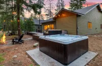 5-star family home with game room, private hot tub, summer pool, near the lake! Hotels in Ronald