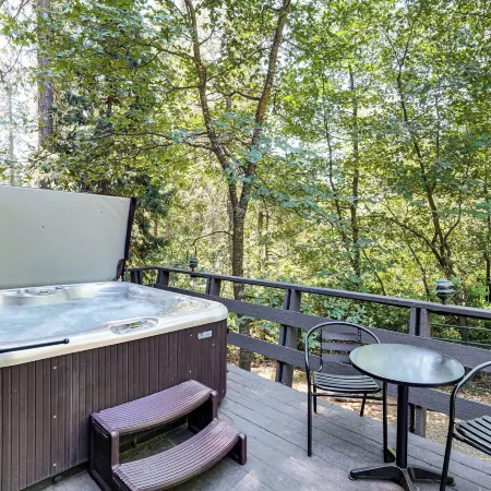 Arnold Family Cabin w/ Hot Tub, Arcade & Deck
