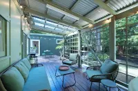 Olive-Nature haven, outdoor bath, artistic cottage, 5 mins to Hyams Beach Hôtels à : Old Erowal Bay