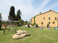 Nice apartment in Guasticce with pool Hotels in Collesalvetti