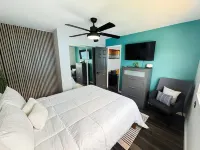 Charming Suite w/ Private Deck Downtown Fmb