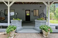 Charming 2-bedroom house on Vashon with a private yard and easy access to town