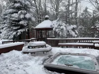 The Snowed Inn - Hot Tub