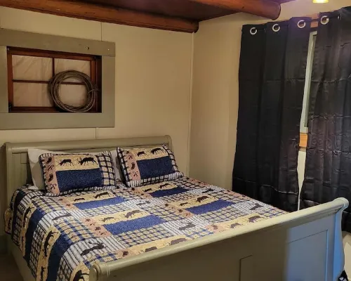 Payton's Place. A cozy cabin with private outdoor space pet friendly. Hotels in Jackson County