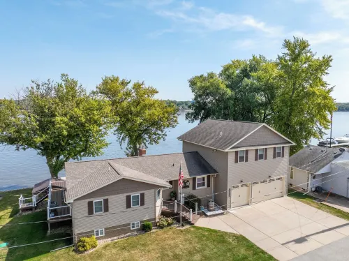 The LeClaire Driftwood Retreat on the Mississippi River!