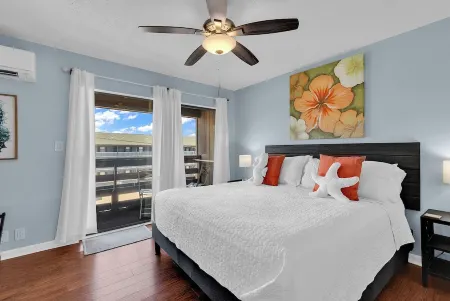 "Life's a Beach" 1 block from beach, pier and inlet boardwalk. Отели рядом с достопримечательностью «TPC Myrtle Beach»