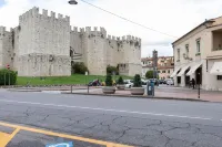 [Elegant Lawn Escape 1] Your Gateway to Florence