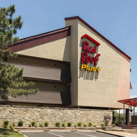 Red Roof Plus+ St Louis - Forest Park/ Hampton Ave Отели рядом с достопримечательностью «Лесопарк»