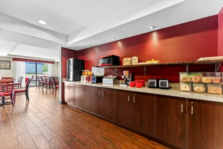 Red Roof Plus+ & Suites Malone