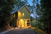 Luxury Cabin- Hot Tub, Mtn Views from Every Window, Mins to Clayton