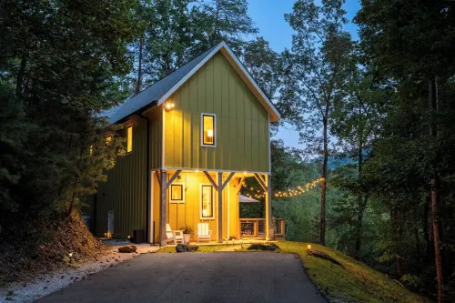 Luxury Cabin- Hot Tub, Mtn Views from Every Window, Mins to Clayton