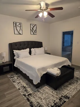 Charming 4-bedroom house with AC and WiFi in tranquil Cypress Отели рядом с достопримечательностью «Houston Premium Outlets»