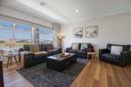 LARGE 6 BEDROOM HOME - SLEEPS 12 - 3 MINUTE DRIVE TO LAKE MULWALA