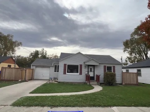 Charming 2-bedroom house with WiFi, a hot tub and 30 min away from adventure.