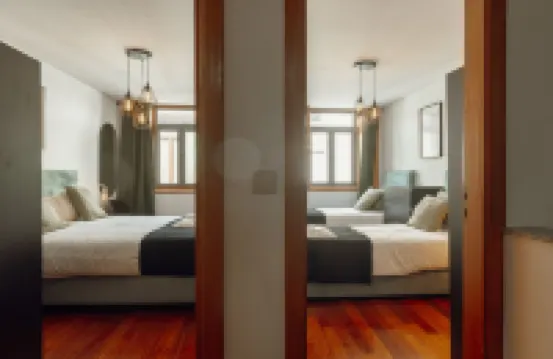 現代露台兩卧室公寓 by Vacationy