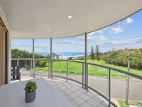Oceanside Apartment with Views of Yaroomba Beach