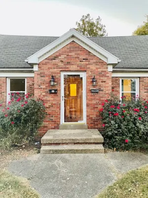 Charming & Centrally Located 1 Bedroom Apt / King Bed