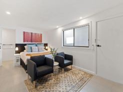 Cozy 1-Bed Studio Near Cafes and Shops