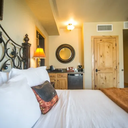 Huge Condo with Stunning Views from Oversized Deck Save 20% on 7 Nights!