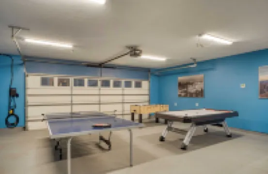 Sleeps 18! Game Room, Deck w/ Firepit, 5Bdr, Casita Cedar & Stone by Avantstay