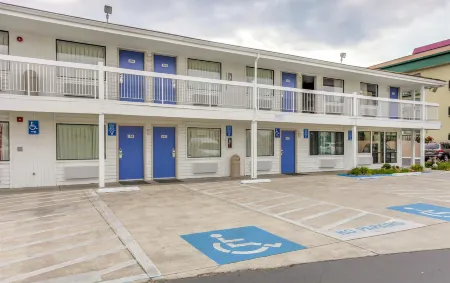 Motel 6 Medford, or - North